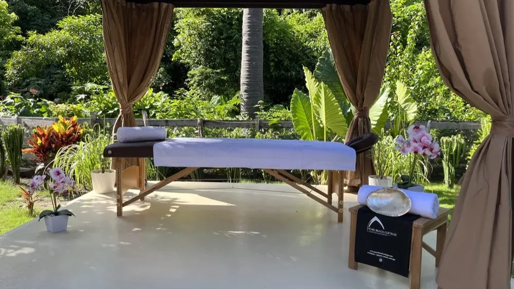 Massage traditionnel face au lagon