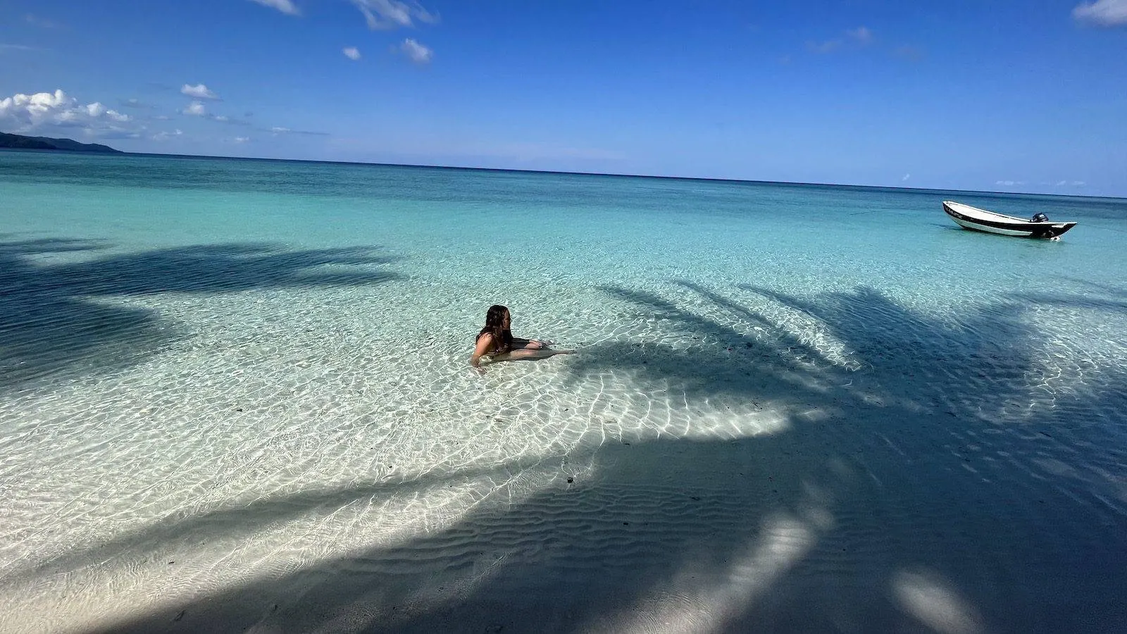 La mer turquoise et le sable blanc du lagon