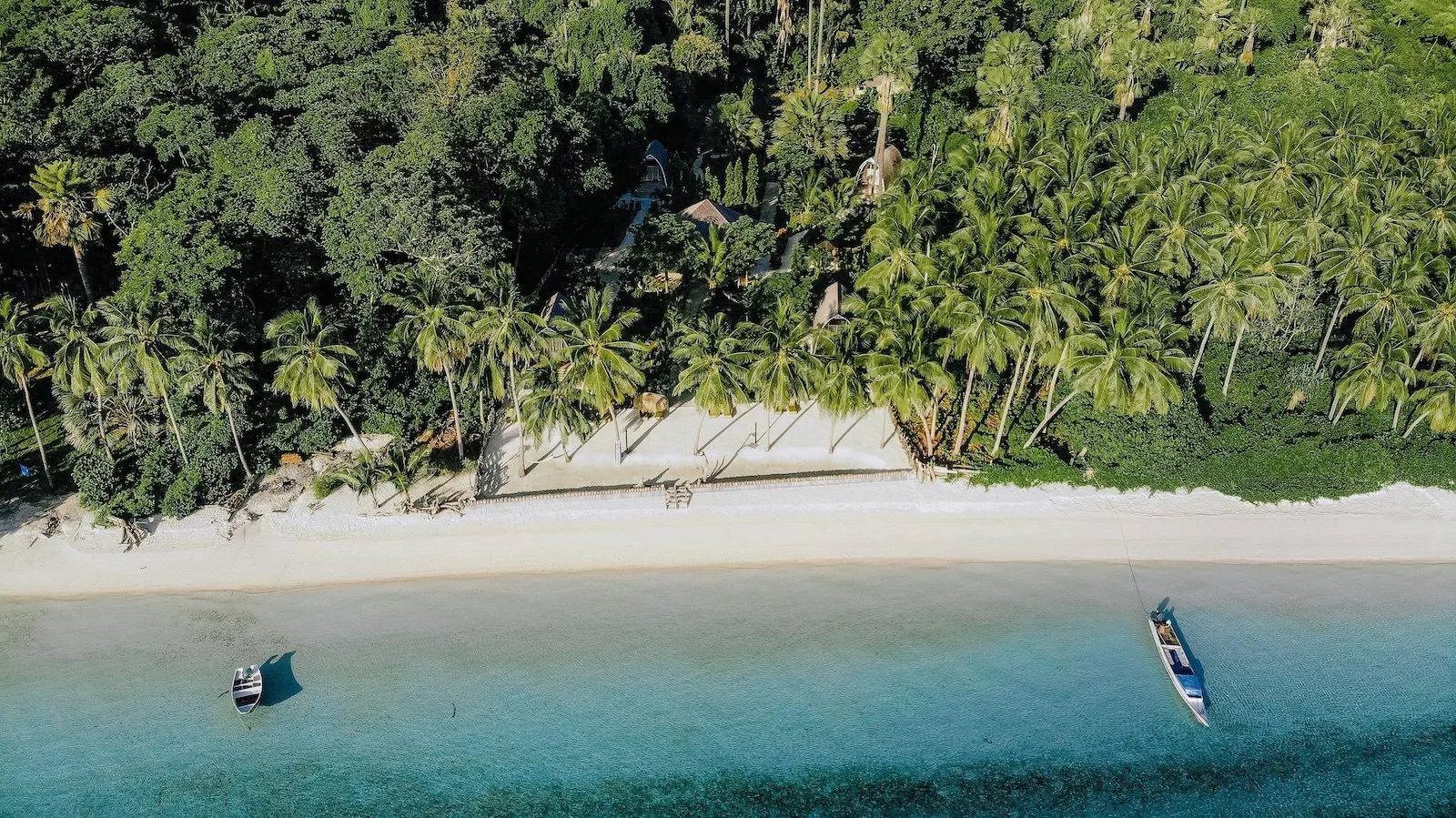 Villas, restaurant et lagon vus du ciel