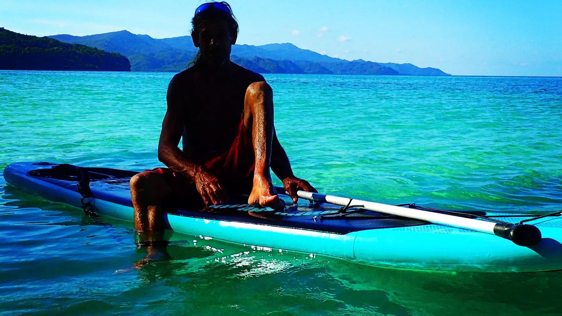 SUP paddle sur les eaux translucides du lagon de Selayar