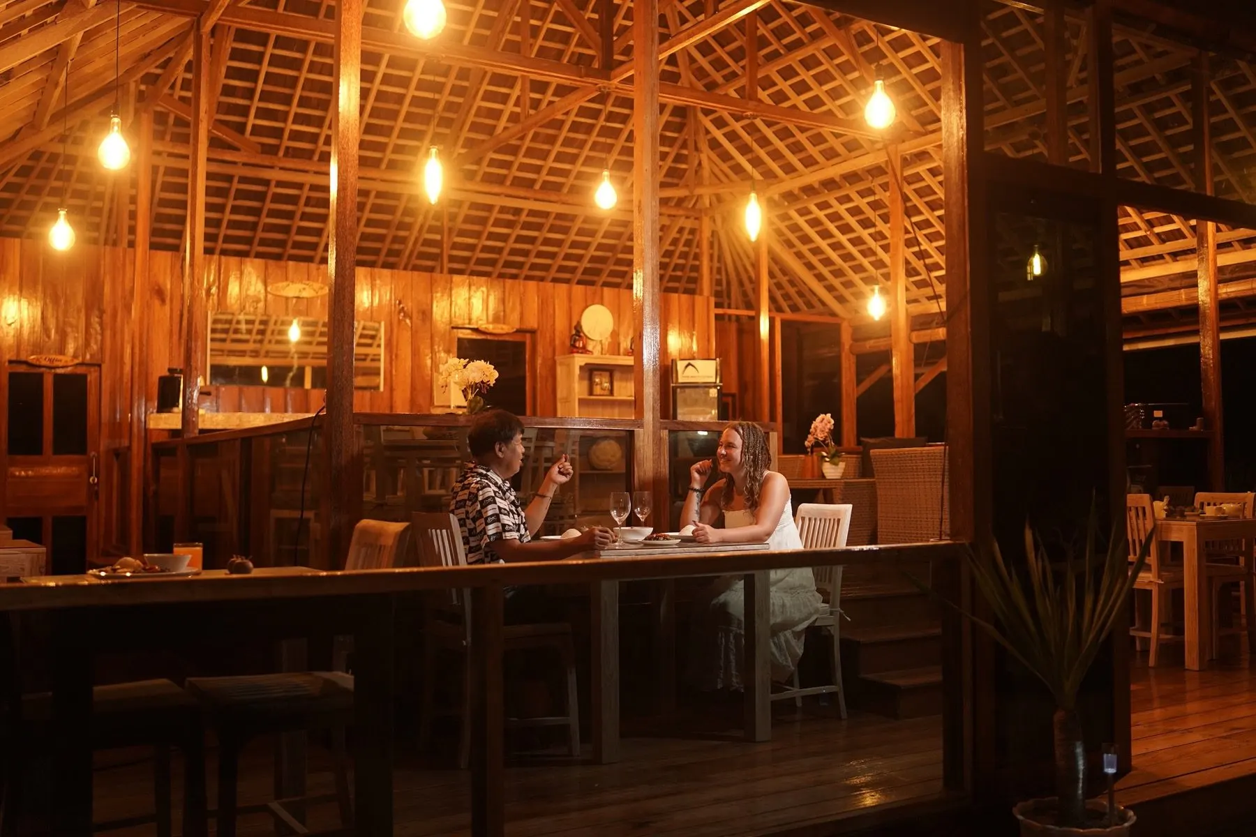 Le restaurant du resort à la tombée de la nuit