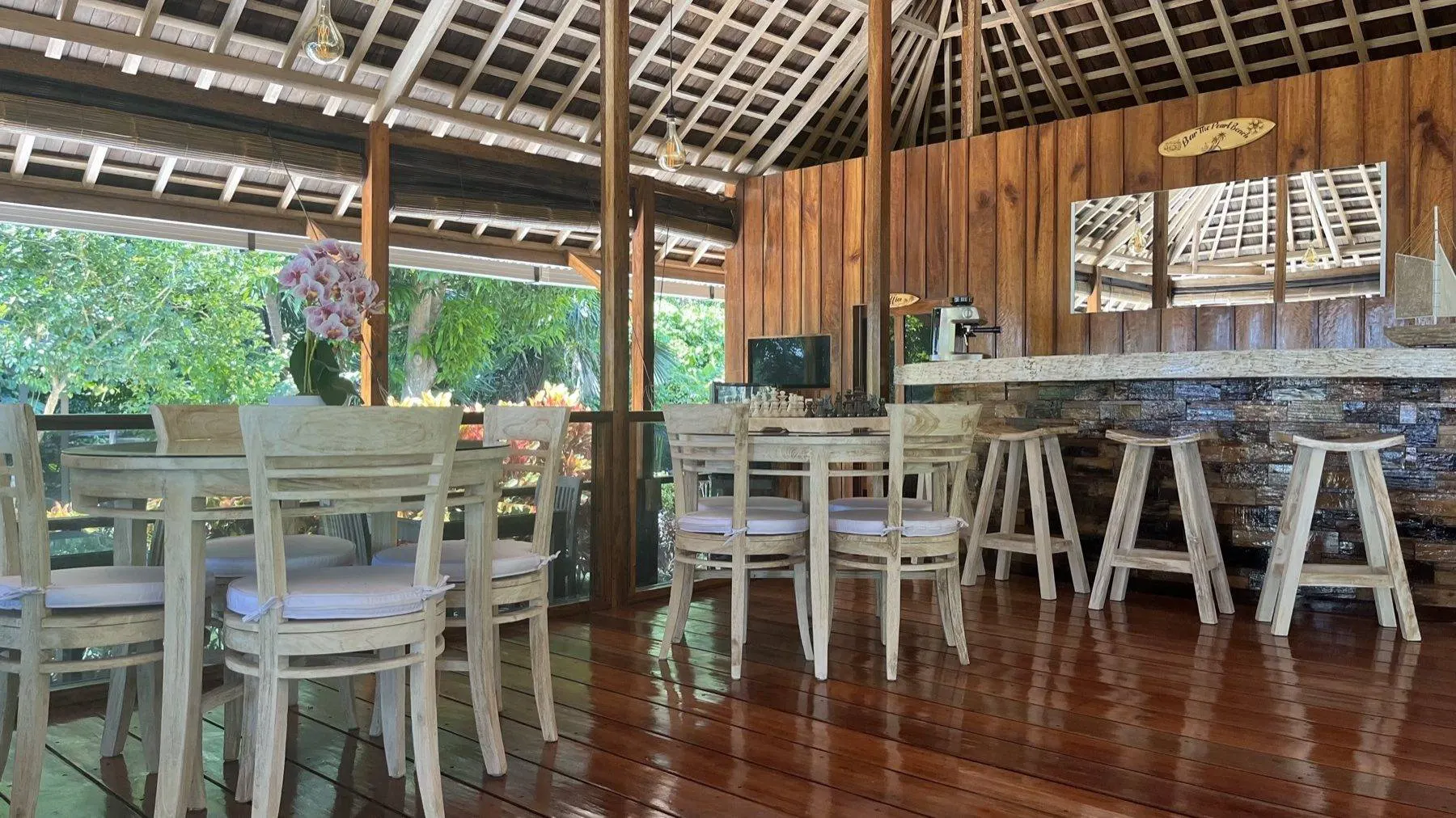 Le bar-restaurant du resort, ouvert sur l'extérieur