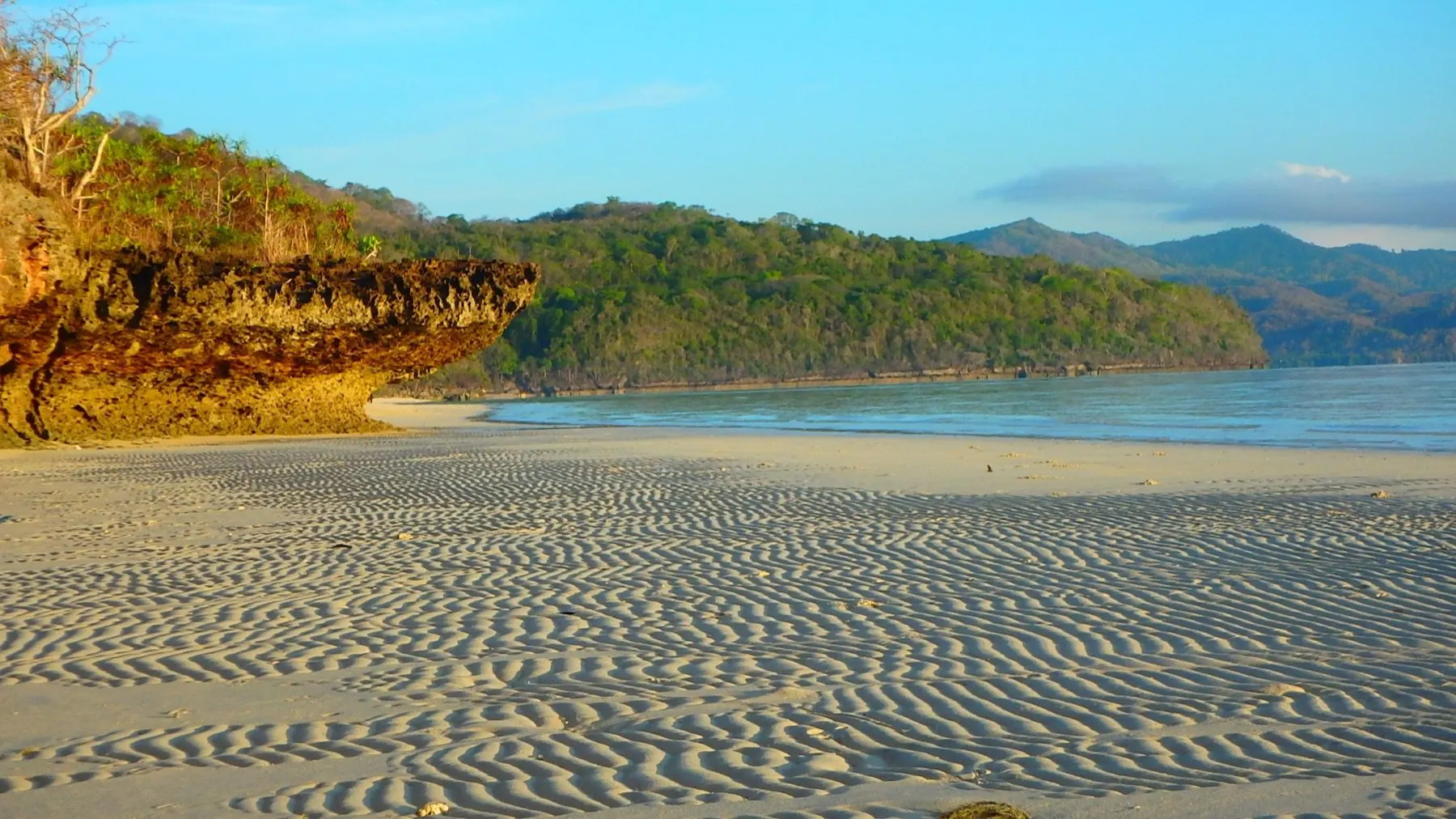 La plage de sable blanc du resort à Selayar