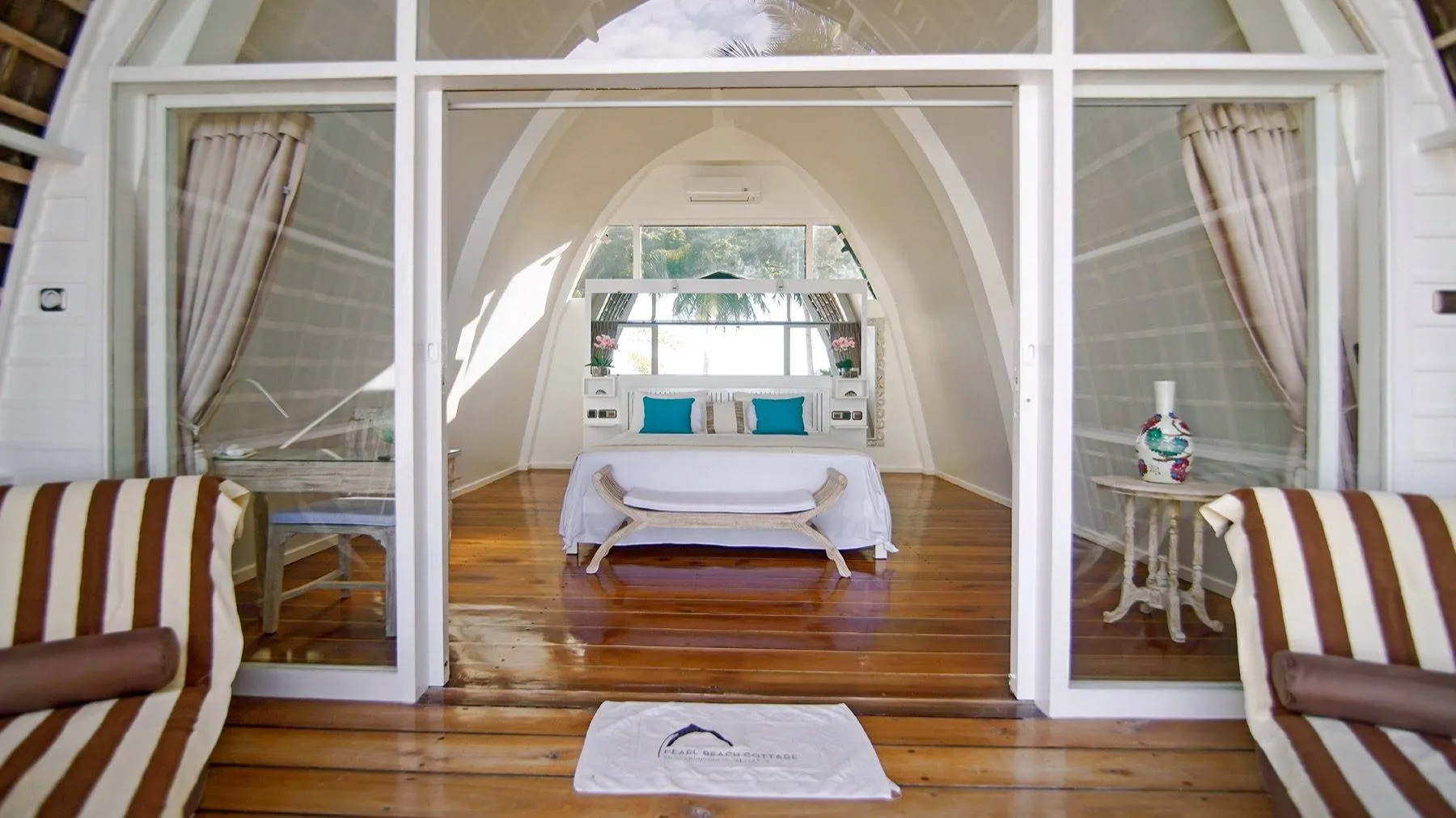 Intérieur d'une chambre, bois naturel et moustiquaire