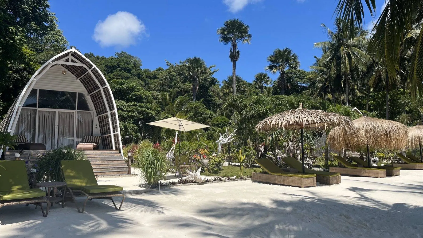 Lumbung en bord de mer avec sa plage privée