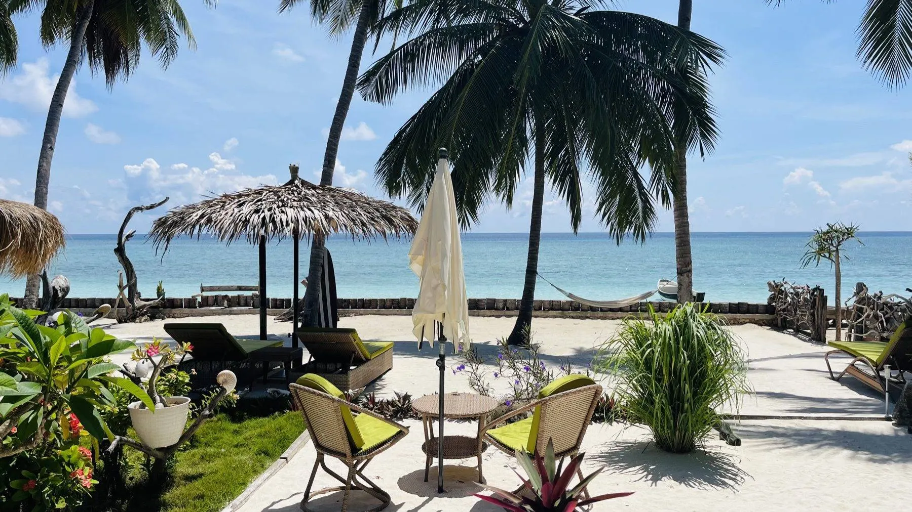 La plage et la mer depuis la terrasse d'une villa